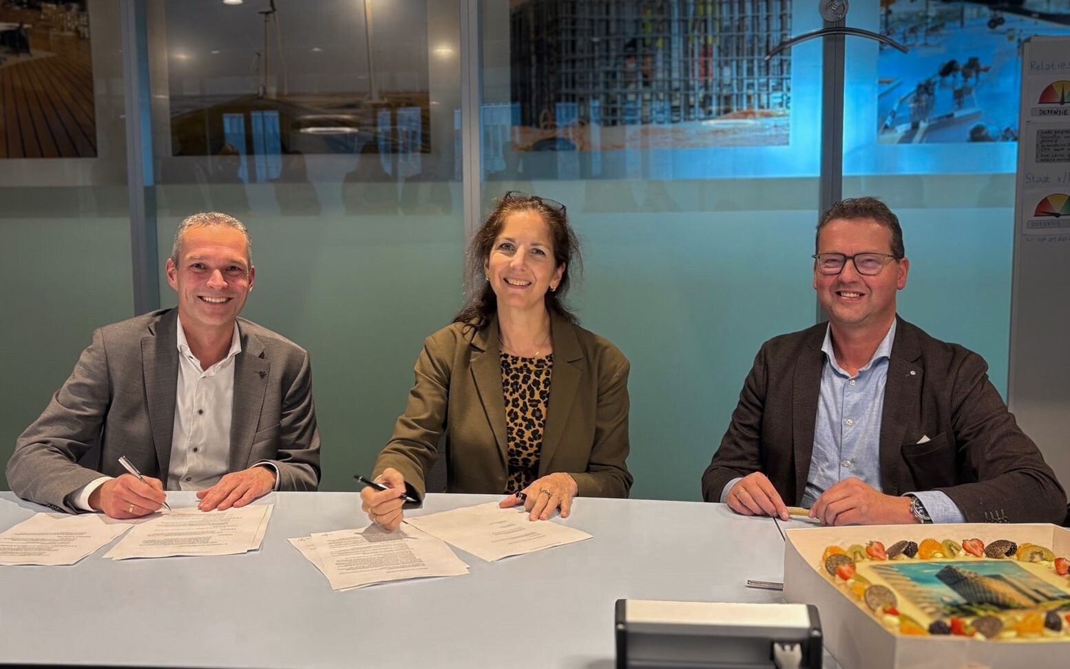 Monarch IV Den Haag contractondertekening